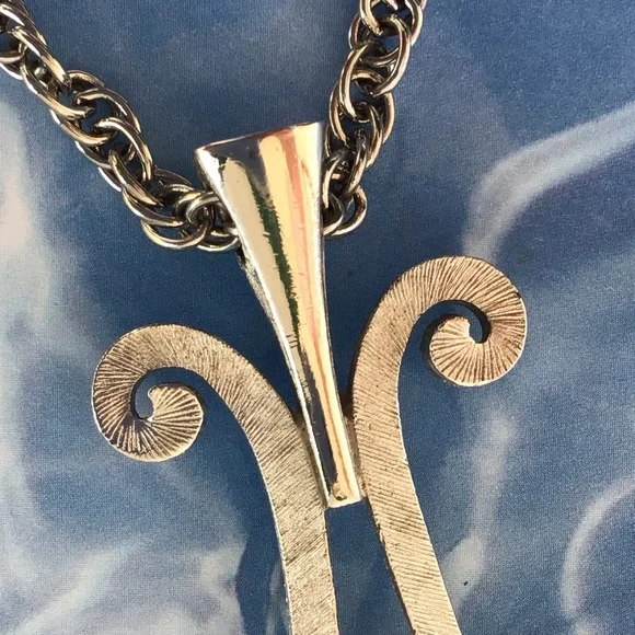 Vintage 1970’s Avon Silver Necklace with Ebony Teardrop Pendant - Picture 10 of 16